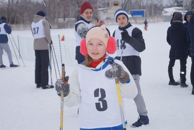 На лыжне - школьники