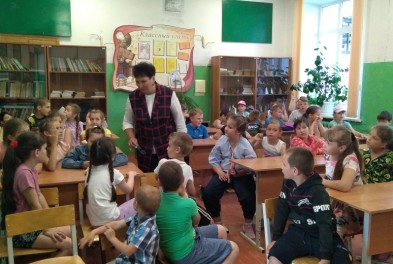 Сотрудник службы занятости Валентина Кичемаскина в одной из городских школ провела беседу «В мире профессий»